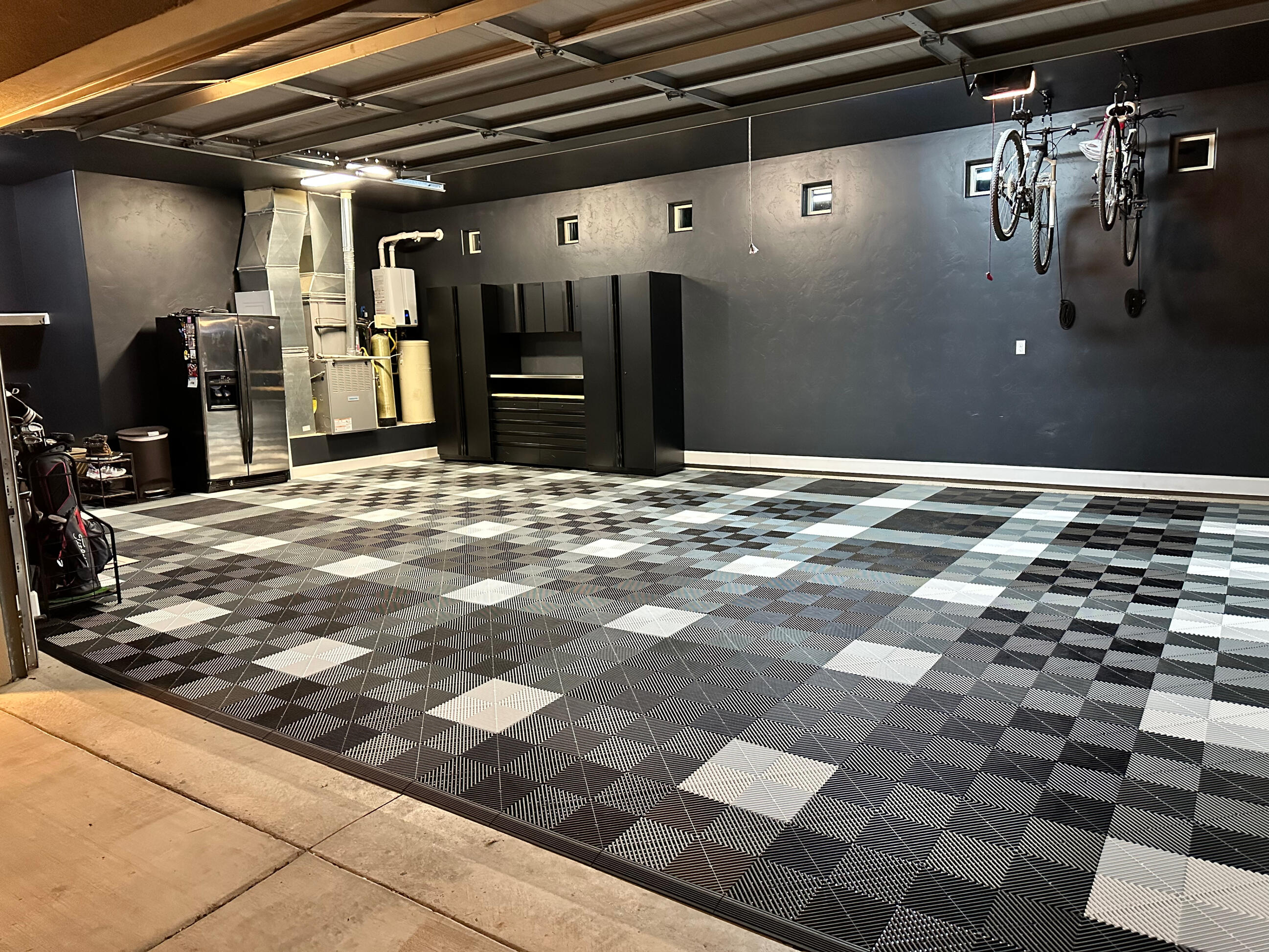 Comparisons chart showing METRIC modular flooring versus concrete coatings, including installation, cracks, chemicals, waiting time, modification, cleanliness, peeling, and portability.